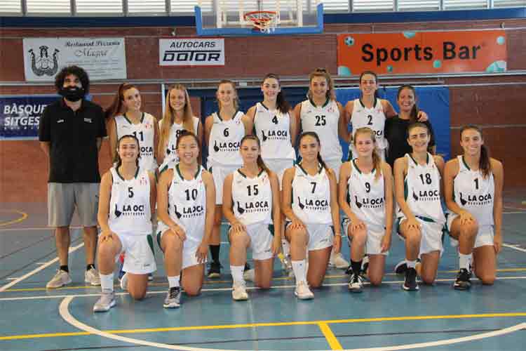 El sènior femení disputava el tercer partit de la temporada després d’un mes sense competir. Les de Castelldefels des del primer moment ha portat el ritme del partit i no han donat opció a les sitgetanes. Més ritme de joc, menys pilotes perdudes i domini del rebot han estat les claus perquè les locals dominessin d’inici a fi. La setmana que ve esperem que les nostres noies puguin competir.