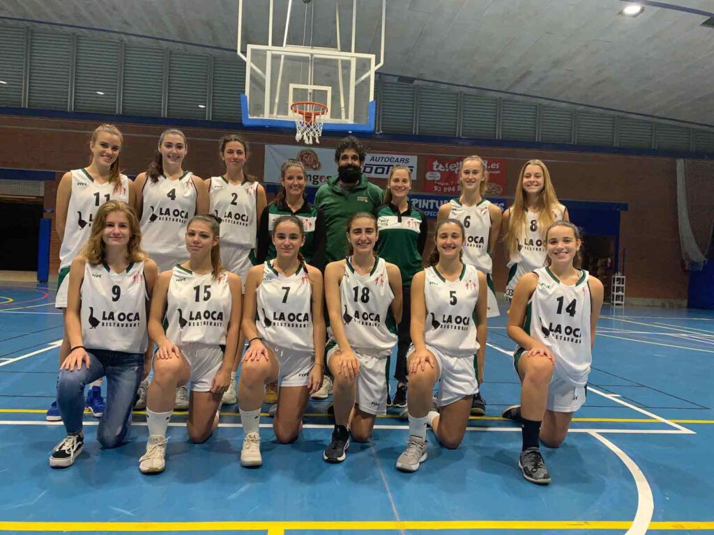 La temporada no comença gaire positivament per les nostres noies. L'inici del partit les sitgetanes sortien molt toves i sense gaire concentració perdent al primer període ja de 10 punts (19-9). El segon període començava amb la mateixa dinàmica i la diferencia arribava a un màxim de 15 punts. Per sort, semblava que poc a poc les sitgetanes començaven treure el seu orgull i pujar el nivell defensiu, retallant fins a deixar el marcador a la mitja part a 7 punts (30-23).