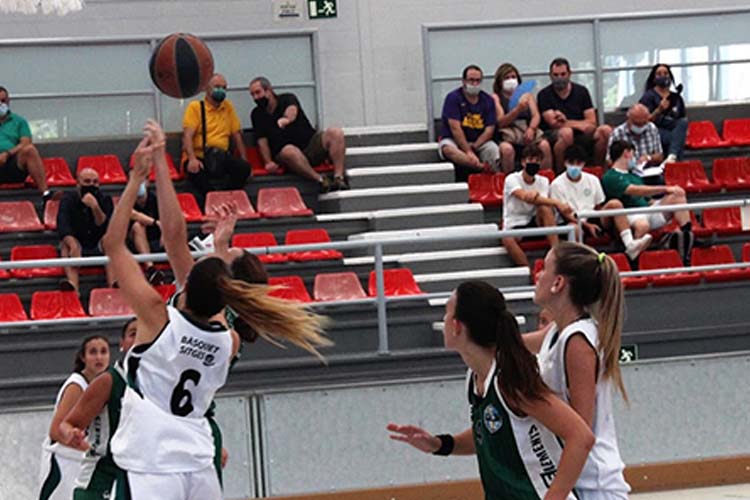 El sènior femení s'enfrontava a l'Odena, que aquesta temporada jugarà a tercera catalana. L'inici era clarament de les visitants, les nostres jugadores es veien superades en tots els aspectes del joc i deixaven anotar massa fàcilment a les noies de l'Odena. Poc a poc les coses s'han anat igualant i hem pogut mostrar un nivell de joc més alt i en cap moment les noies han deixat marxar en el marcador a les visitants. En els últims minuts fins i tot les sitgetanes s'han apropat a tant sols 6 punts (30-36) però un 0-6 de parcial han fet esfumar les poques possibilitats.