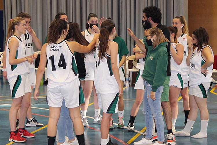 Aquest diumenge el sènior femení jugava el primer derbi de la temporada. S'enfrontava al Sama, equip que encara no coneixia la derrota. Les vilanovines començaven més intenses i concentrades. Així i tot no aconseguien marxar del marcador. Fins al minut 17, on les nostres noies es trobaven perjudicades per les faltes, i les vilanovines ho aprofitaven. En tres minuts eren capaces d'augmentar la diferència fins als 12 punts (34-22).