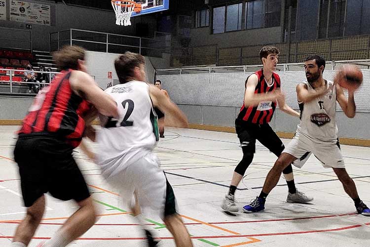 L’equip Sitgetà arribava al matx amb baixes al joc interior. Ni l’Adrià Villar, ni l’Omar Thiam (que ja porta temps arrossegant molèsties a l’esquena) van poder jugar el partit. Un handicap important donat el potent joc interior del Reus.