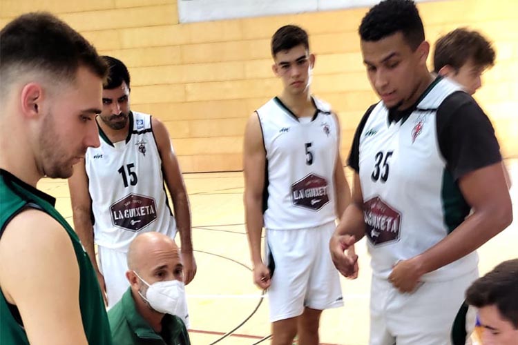 El Bàsquet Sitges va sortir molt tou en defensa, i permetia cistelles relativament senzilles als de Viladecans. Aquesta relaxació inicial la pagaria a terminis durant tot el partit. Per sort també trobava cistella, tant per encert des del perímetre com en combinacions que l'Àngel Miguelsanz finalitzava amb encert. Tot i això, a la fi, resultava un mal negoci pels sitgetans i el quart finalitzava 23 a 20. Amb la intenció de canviar la dinàmica defensiva, el Sitges va sortir en zona 2-3, i efectivament va aturar l'encert ofensiu del Viladecans.