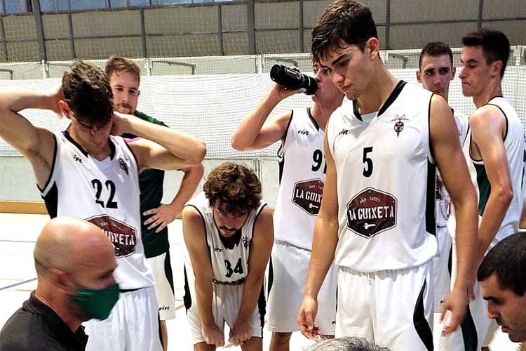 L'equip Sitgetà arribava al matx amb baixes al joc interior. Ni l'Adrià Villar, ni l'Omar Thiam (que ja porta temps arrossegant molèsties a l'esquena) van poder jugar el partit. Un handicap important donat el potent joc interior del Reus.