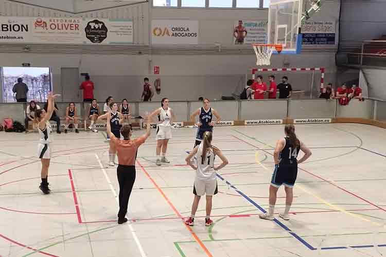 El partit s'inicia amb clar domini per les locals, que eren superiors tant en el joc exterior com interior. Les nostres noies erraven molt en els llançaments i perdien moltes pilotes quan intentaven jugar ràpid. Solament eren capaces d'anotar 11 punts a la primera meitat. Per sort, les noies del bàsquet Ribes, tampoc seguien augmentant la distància i solament marxaven a la mitja part amb una diferència positiva de 7 punts (18-11).