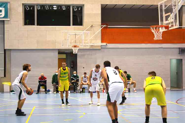 El Sènior A del Club Bàsquet Sitges es manté invicte en la primera posició del grup 6 de la segona categoria catalana en resoldre, amb molt d’esforç, el desplaçament del passat dissabte a Reus, per jugar contra el Manyanet Reus A. El partit va ser molt emocionant. Durant el partit, i sobretot en la segona meitat, es van produir 5 canvis d’avantatge i 7 empats en el marcador, i no va ser fins als darrers tres minuts que el Bàsquet Sitges-La Guixeta va aconseguir distanciar-se una mica per acabar guanyant 80 a 87.
