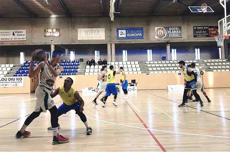 Primera derrota de la temporada pel sènior A del Bàsquet Sitges-La Guixeta, que va perdre 81 a 66 a la pista del CB Salou el passat diumenge dia 12.