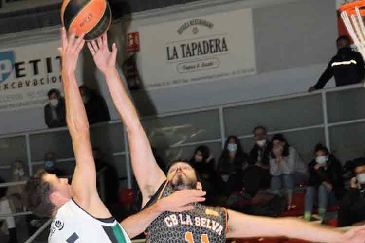 El partit va començar amb força nervis per part dels dos equips que no aconseguien encadenar bones accions. Partit igualat, parcial de 10-10. El segon quart va ser el millor dels sitgetans, anotant vint-i-set punts. La pilota corria, els jugadors es movien, defenses perfectes i l'equip arriba a guanyar de setze punts, després d'un parcial de 13-0. Als últims minuts però els vilanovins aconseguien retallar distàncies. El marcardor a la mitja part era de 37-26. 