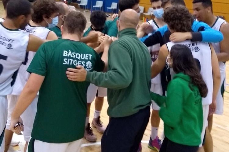 Tot i la baixa posició classificatòria, i com a exemple de la gran igualtat dels equips de la categoria, el Ploms havia guanyat a pistes tan complicades com Vilafranca i Valls, i també al CNB Vilanova. Per tant, el partit es presentava amb molta incertesa pels sitgetans, obligats a la victòria per demostrar que la bona trajectòria a la lliga no era qüestió de sort, però sense estar rodats pel gran nombre de partits ajornats en les darreres jornades.