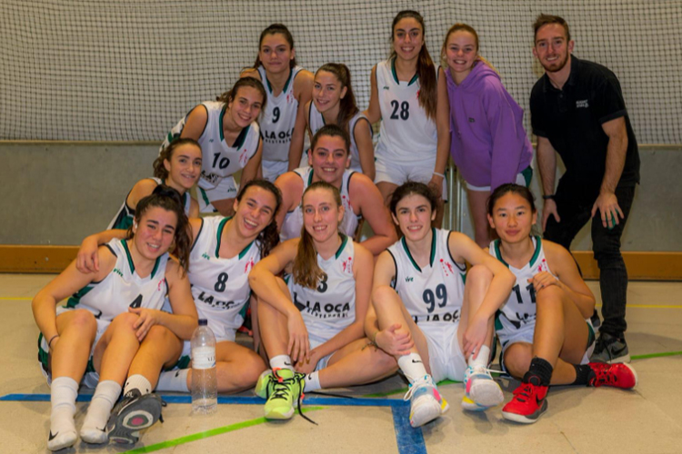 Parcials: 16-11 18-9 17-14 6-17 Primer partir d’aquesta segona volta per l’equip sitgetà amb un balanç de 9 victòries i 1 derrota. Recordem que l’últim partit jugat per part local va ser el diumenge 28 de novembre, ja fa molt de temps d’això, i a més, va ser la primera i única derrota de l’equip blanc aquesta temporada. Davant d’ells arribava el Sant Joan Despí, un equip que a la primera volta ja va plantar problemes als del Garraf i, tot i la classificació, no deixarien de lluitar en cap moment. Inici del partit amb certs dubtes i un ritme de joc molt baix, sense aconseguir situacions per córrer i amb molts errors amb llançaments propers a cistella, tot propi de tot el temps aturats sense competir. Tot i no tenir un domini clar, l’augment de la intensitat defensiva i del percentatge de tir, creaven la primera escletxa al marcador, permetent acabar els 10 primers minuts amb una petita diferència al marcador, +5. Segon quart i mateixa dinàmica que als últims minuts del primer, més pressió a la pilota i a les línies de passada creaven situacions clares de contraatac que, tot i no aprofitar-les totes, esgotaven física i mentalment al rival i permetia incrementar aquest ritme de joc que tant necessita el junior sitgetà. Final dels primers 20 minuts i una diferència de 14 punts semblava distanciar als dos equips al marcador. A diferència d’altres partits, bon inici del tercer quart per part local que permet en moments aconseguir una renta màxima de 19 punts. Moment en el qual les coses funcionen, les jugades es porten fins al final, els jugadors saben què cal fer en cada moment i tothom gaudeix, però un triple a una de les últimes jugades del quart fa que els visitants es creixin i canviï la dinàmica del partit. Últim quart, últims 10 minuts i canvis en la defensa visitant i poca lectura del joc per part local fa que poc a poc la distància al marcador sigui menor i les sensacions siguin molt diferents del que s’estava vivint abans. Però com ja ens té acostumat aquest equip, final amb molta tensió que aconsegueixen resoldre a base de defensa i petits detalls en atac que permeten assegurar la victòria i iniciar l’any amb bona dinàmica de resultats. Proper partit diumenge 23 de gener a les 17:45 hores a pista del Joventut Les Corts 05, equip de la part baixa de la classificació, però que segur que com el Sant Joan Despí, no deixaran les coses fàcils pels de Sitges.