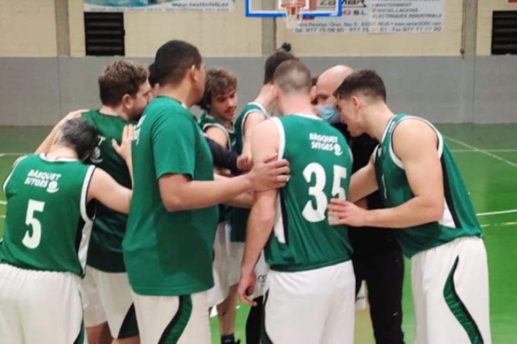 El Bàsquet Sitges-La Guixeta tornava a jugar un partit de lliga després d’haver patit la seva primera derrota a pista del Salou el passat 12 de desembre. Més d’un mes després, amb tres partits ajornats per Covid (el Vendrell, Veterans de la Salle Reus i Casal de Vilafranca), el sènior masculí viatjava a Reus per enfrontar-se al Reus Ploms, l’últim classificat.