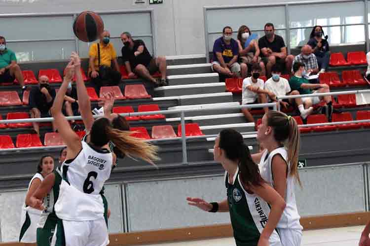 Les sitgetanes venien de dues derrotes consecutives, i fos com fos, aquest partit s'havia de guanyar per tallar aquesta mala ratxa i poder continuar lluitant pel playoff.