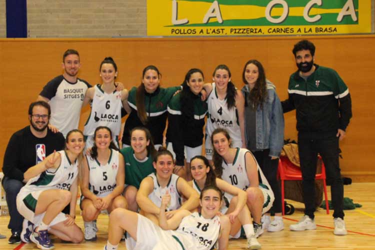 Amb poc encert de cara a cistella i moltes pilotes perdudes. A més les sitgetanes cometien moltes faltes que portaven a les visitants la línia de tir lliure d'on anaven sumant punts. A la mitja part el marcador reflectia un 19-20 que prometia una segona part apassionant.