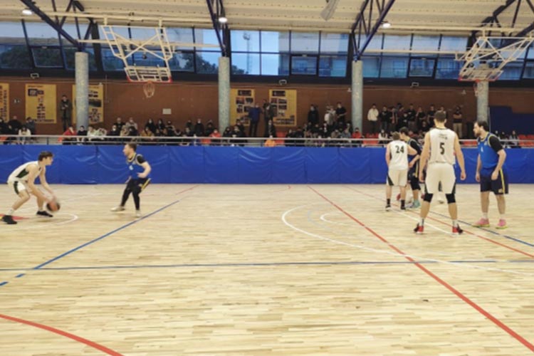 Va ser un partit amb dues parts ben marcades, la primera meitat de domini local, que feien una bona feina en defensa i es mostraven encertats en els llançaments. Sis triples ficats als primers 20 minuts i la defensa al segon quart que va deixar anotar només 9 punts als de Salou, permetien obrir una petita escletxa de 9 punts al descans, 36 a 27.