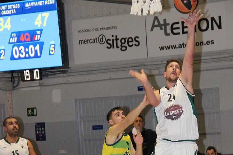 Divendres a les 21 hores el Sènior del Bàsquet Sitges disputava a la pista nº 1 de Pins Vens el partit ajornat en el seu dia contra l'equip reusenc dels Veterans de la Salle Reus. L'equip visitant, amb nou victòries, es trobava a la part mitjana-alta de la classificació i havia fet resultat divers , guanyant a rivals de categoria. A més, els Sitgetans no podien comptar amb la participació d'en Bustos.