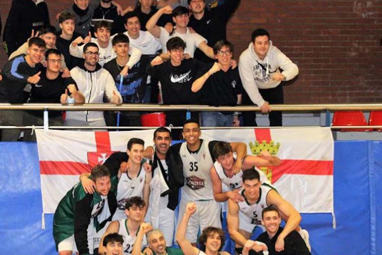 Per fi, després de gairebé set mesos inhabilitat per les obres , el pavelló 2 de Pins Vens va poder acollir els partits de lliga del Club Bàsquet Sitges. I a l'equip sènior A li va tocar estrenar el nou terra de parquet davant de l'AB El Vendrell. El primer partit dels 5 que haurà de jugar en dues setmanes, quan acabarà la primera fase de la lliga.