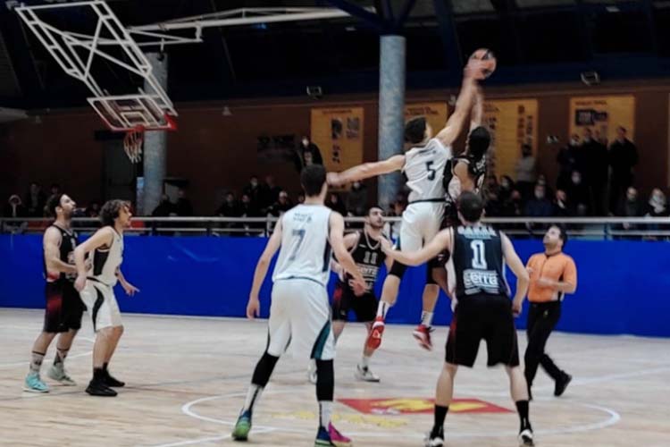 El pavelló 2 de Pins Vens plè a vessar, gent dempeus al passadís de les grades, un ambient immillorable..., tot això va servir per arrodonir la victòria del Sènior A del Bàsquet Sitges-La Guixeta.