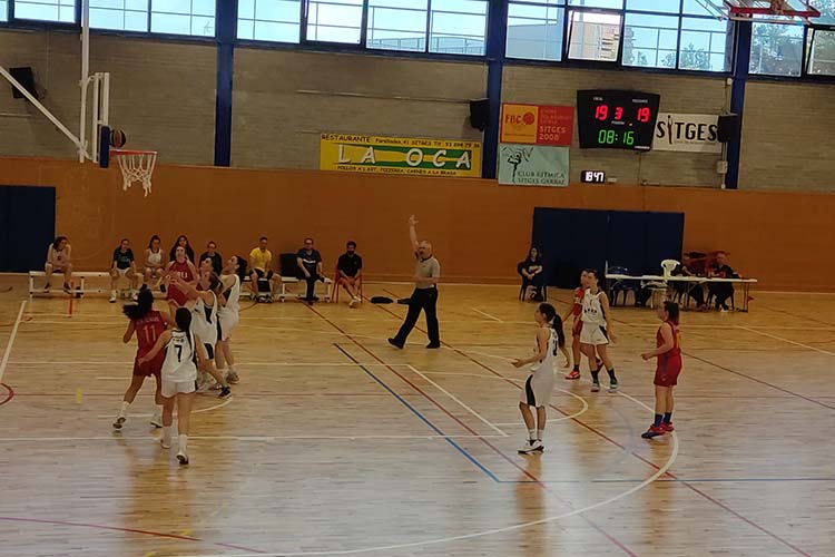 El sènior femení ha jugat aquest dissabte el segon partit contra el Llinars, equip que ja s'ha proclamat equip de tercera catalana. 