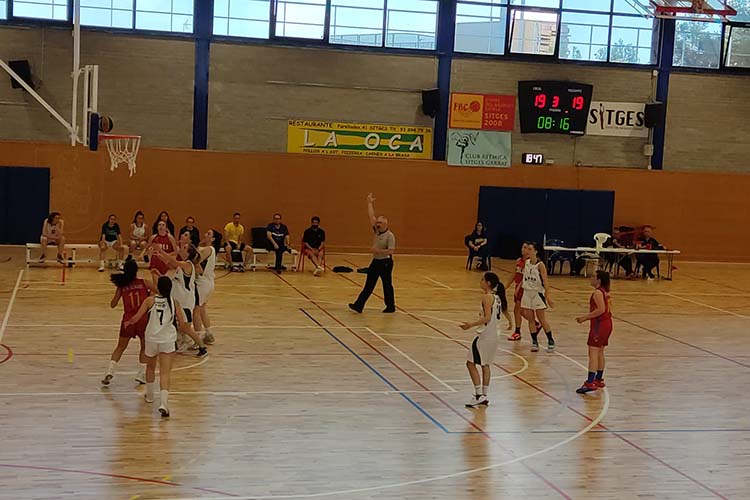 El sènior femení ha jugat aquest dissabte el segon partit contra el Llinars, equip que ja s'ha proclamat equip de tercera catalana. 