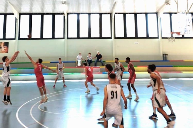 Els Sitgetans no van poder aturar els contraatacs dels locals i el partit va marxar a la segona part, quan l'atac dels del Garraf no va estar tan encertat. El partit començava bé pels de Pins Vens, molt encertats en el llançament de tres. Sis triples anotats al primer quart mantenien igualat el marcador tot i que la defensa començava a fer aigües davant dels uns contra uns rapidíssims del Sant Adrià. Els locals, sense el nivell d'encert del Sitges, anotaven 19 punts al primer quart per 22 dels visitants.