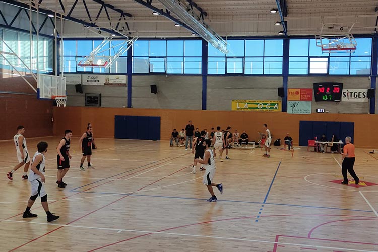 Primer partit de la temporada pel Bàsquet Sitges-La Guixeta després de 4 partits de pretemporada amb un balanç de 2 victòries i 2 derrotes, on s’han pogut veure molt bones sensacions de l’equip. Bon inici de partit pels locals amb un percentatge de tir molt alt. Tot gràcies a una gran intensitat defensiva i ràpides transicions que permetien tirs alliberats pels exteriors o situacions properes a la cistella pels interiors. 30-8 al final del primer quart.