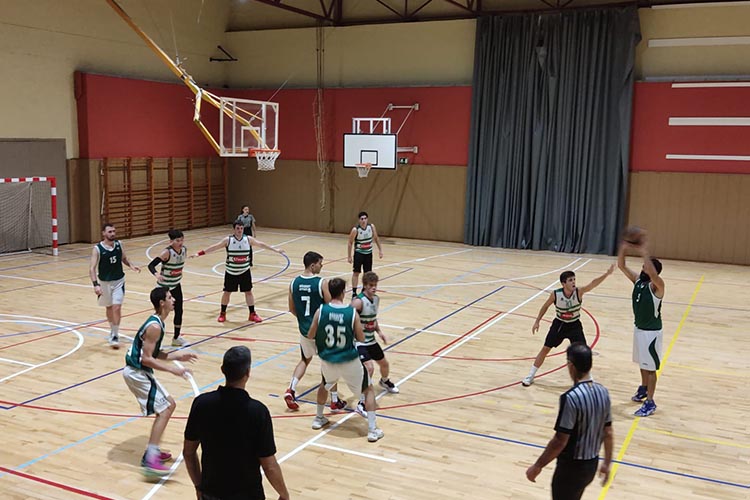 Segon partit de la temporada pel Sènior A masculí. Després de la primera victòria contra el Corbera, els blancs, que aquesta jornada visitaven la difícil pista del Gelida, volien continuar amb aquesta bona dinàmica i aconseguir que el partit no fos només 10 bons minuts.