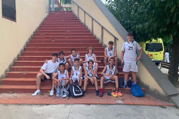 El Sitges, aquest partit de verd, va començar el partit amb certs dubtes, parcial de 5-2 en 2 minuts, però amb poca fluïdesa en atac. No obstant, això només va provocar que els visitants comencessin a treballar de valent en defensa i amb una bona circulació de pilota trobar situacions fàcils per anotar.