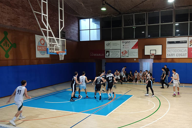 Tercer partit de la temporada del Bàsquet Sitges – La Guixeta. Després de dues grans victòries, l’equip arribava a Sant Cugat amb l’objectiu d’aconseguir la tercera de seguida contra un gran rival com el QBasquet Sant Cugat. La poca continuïtat de partits en el calendari estava creant un petit nerviosisme pels del Garraf, però això ha fet que els blancs tinguessin encara més ganes pel partit i començar amb una molt bona dinàmica.