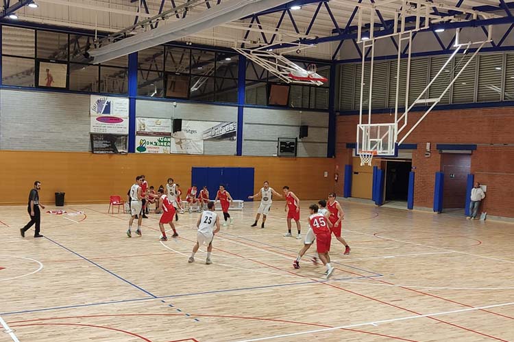Quarta jornada del Sènior A del Bàsquet Sitges-La Guixeta contra La Salle Manresa. Després de 3 victòries consecutives, els blancs tornaven a jugar com a Pins Vens després d’un mes sencer sense fer-ho, jornada 1. Balanç de 3-0 per part local contra el 0-4 del rival. Això podria significar que seria un partit més fàcil, però en aquesta lliga no hi ha partits fàcils i la motivació de jugar contra un equip invicte feia que els de Manresa estiguessin extra motivats per afrontar el partit.