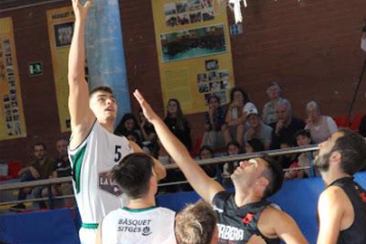 Primer quart espès per ambdues parts. Ritme molt lent, molts errors de cara a cistella durant els primers minuts i gràcies a un triple en una de les últimes jugades del quart, permet marxar al final dels 10 primers minuts amb 3 punts de diferència a favor del Sitges, 10-13. Segon quart i els visitants augmenten les línies defensives i només permeten una cistella en joc en els 10 minuts del quart. A més, el 50% de tirs lliures local fa que la diferència al descans sigui de 10 punts.