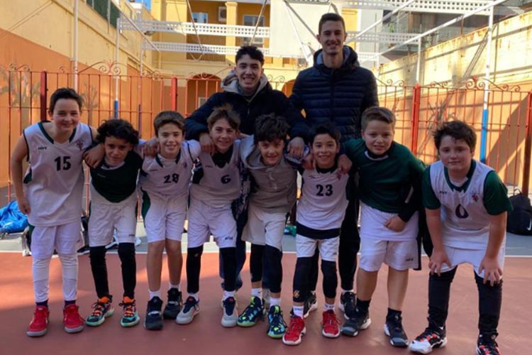 A priori, aquest partit, es presentava com a igualat, ja que enfrontava al líder contra el segon classificat. A més a més, per part sitgetana, s'havia de sumar la dificultat que es va presentar al partit amb tan sols 8 jugadors, degut a les baixes de Nathan i Turtle, malalt i lesionat respectivament. A part de tenir en compte els condicionants de que el partit es disputava un diumenge a les 9 hores del matí en un patí d'escola completament descobert.