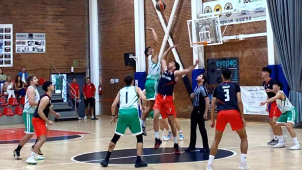 Inici de partit amb una gran intensitat defensiva recuperant pilotes a la linia de passada i trobant situacions de contraatac per poder anotar amb certa facilitat, parcial de 0-6 i temps mort local. Semblava que hi hauria una bona dinàmica, però poc a poc els locals comencen a entrar en ritme de partit i capgiren el marcador fins aconseguir col·locar al marcador el 19-13 amb el qual s’acaba el quart. Segon quart on els jugadors blancs ho intenten i, a partir de situacions individuals i bons moments defensius en certs moments del quart, es mantenen dins del partit aconseguint que la diferencia només sigui de 8 punts al descans, 36-28. A més, un bon final de quart permetia somiar amb capgirar el marcador.
