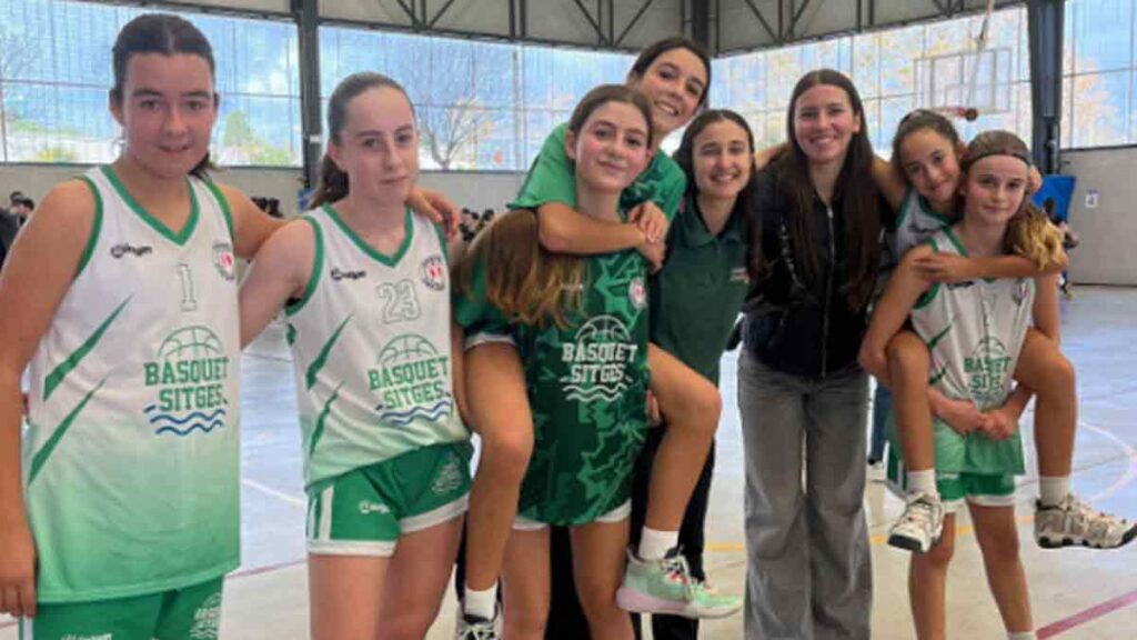Avui hem aconseguit una gran victòria a domicili contra el Vedruna Gràcia, amb un marcador contundent de 43-71. Tot i les absències importants de la Xènia Santin, l’Ona Gutierrez i la Clara Miró, dues jugadores del sots-20, l’Ariadna i l’Alexia, ens han donat un cop de mà.