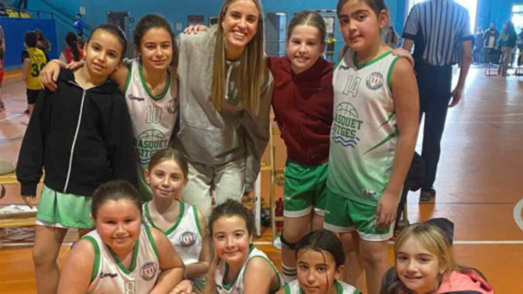 El Bàsquet Sitges va aconseguir una victòria ajustadíssima per 46-47 contra el Pratenc en un duel ple d’emocions i adversitats. Amb les absències de la Xènia, la Núria i la Marina, i les baixes de llarga durada de l’Enda, l’equip va comptar amb el retorn de la Claudia López, que va sumar 6 punts i 10 rebots en la seva reaparició, i el suport de les jugadores del júnior Rita i Mae i Ari del sots20.