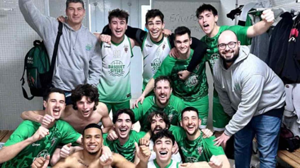 El primer derbi de la temporada a Pins Vens va tenir un desenllaç brillant per al Bàsquet Sitges, que es va imposar amb autoritat al Samà Vilanova per 71-37. Després de la mala imatge mostrada en el partit d’anada, on el Samà va practicar un molt bon bàsquet, els de Sitges van sortir amb la lliçó apresa i van protagonitzar una segona part memorable.