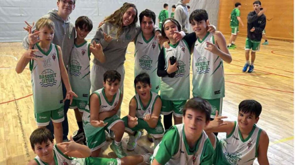 Els locals van sortir amb molta més intensitat des del primer minut, fet que els va permetre marcar diferències des de l’inici. Durant la primera part, l'Alpicat va aprofitar la seva solidesa defensiva i un encert notable en atac per obrir una escletxa en el marcador. Els visitants, per la seva banda, van intentar mantenir-se dins del partit, però van patir davant la pressió i el ritme imposat pels locals. Tot i retallar la diferencia fins 3 punts, el locals van imposar el seu joc i el resultat al final de la primera part era de 27-17.