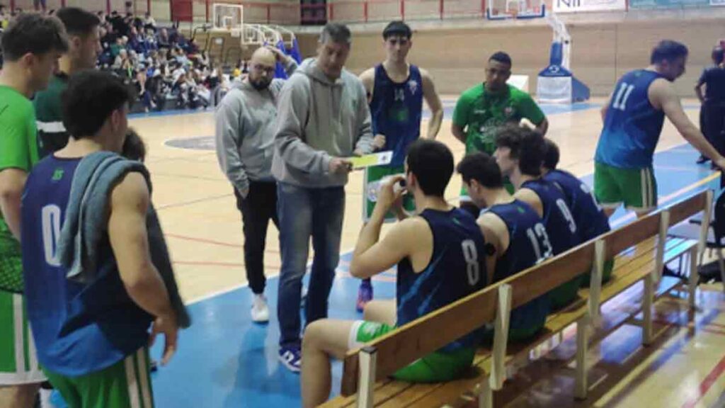 El pavelló del Prat de Llobregat va ser l’escenari d’un partit vibrant entre el CB Prat B i el Bàsquet Sitges A, corresponent a la Copa Catalunya Masculina. El duel, disputat el dissabte 8 de febrer a les 19:45, va estar marcat per una gran intensitat defensiva i una igualtat que es va mantenir fins als minuts finals.