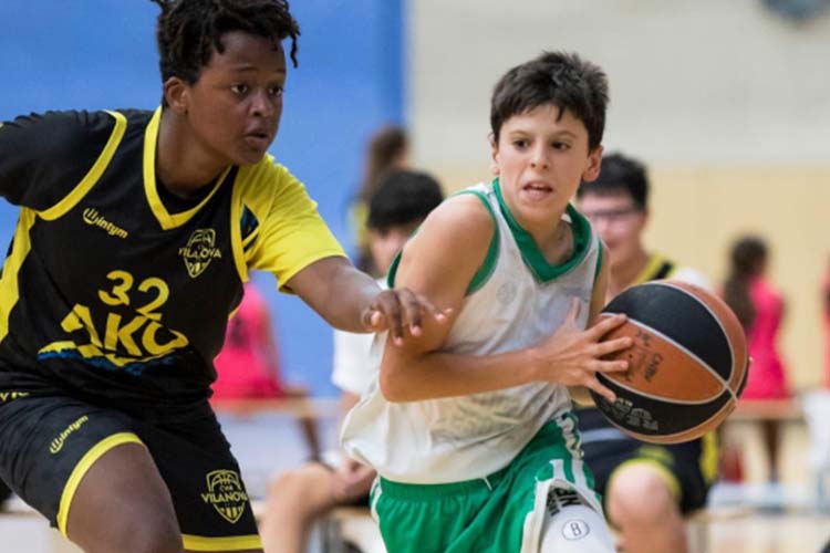 El Pavelló de Pins Vens va acollir aquest dissabte 11 d’octubre a les 17:45 h el duel corresponent a la tercera jornada de la Copa Catalunya entre La Sitgetana – Bàsquet Sitges i la U.E. Claret. El partit va acabar amb victòria dels barcelonins per 62 a 71, en un enfrontament marcat pels detalls i l’encert en els moments decisius.