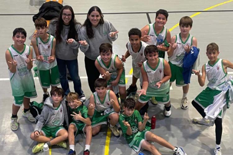 El Pavelló de Pins Vens acollia aquest dissabte 15 de novembre un duel clau entre dos equips situats a la zona mitjana del grup. El Bàsquet Sitges, amb un balanç de dues victòries i quatre derrotes, rebia un CB Bellpuig que arribava amb un 3-3 i amb ganes de consolidar-se en la part alta. El partit va complir totes les expectatives d’intensitat i emoció, i finalment es va decantar per als locals per un ajustat 59 a 55.