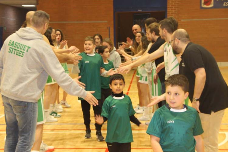 Ahir dissabte vam viure una tarda d’aquelles que recorden per què estimem tant aquest esport i aquest club. El Pavelló de Pins Vens es va omplir de gom a gom per acollir la presentació oficial de tots els equips del Bàsquet Sitges, des dels més petits fins als sèniors.